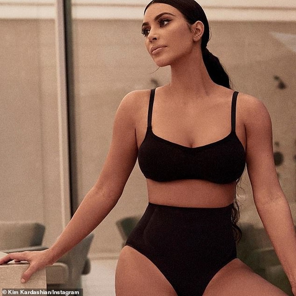 Kim Kardashian khoe ảnh tập yoga - 3 Kim Kardashian khoe ảnh tập yoga - 3