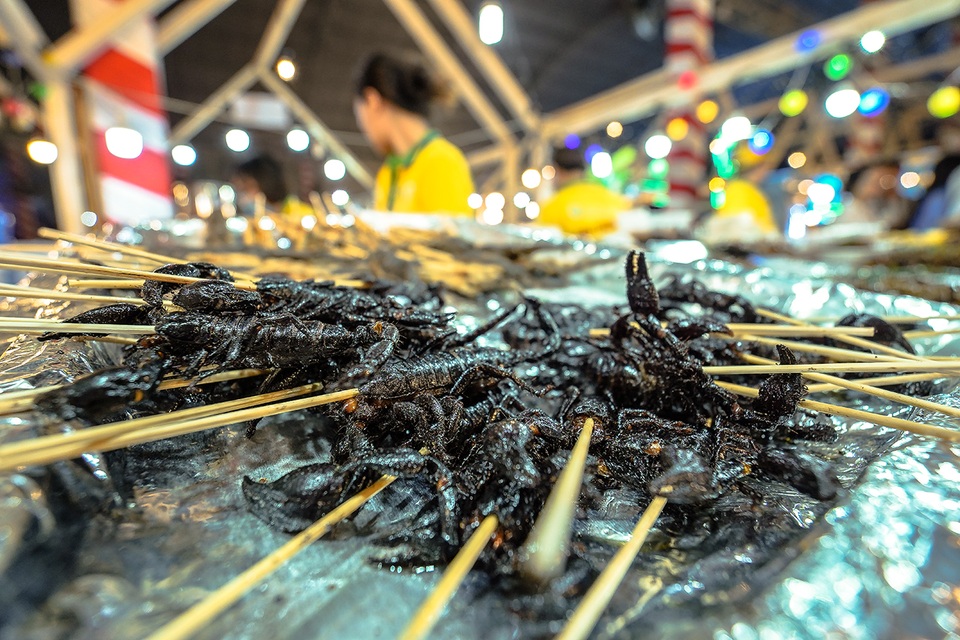 Du khách nín thở thưởng thức các món côn trùng “kinh dị” - 3