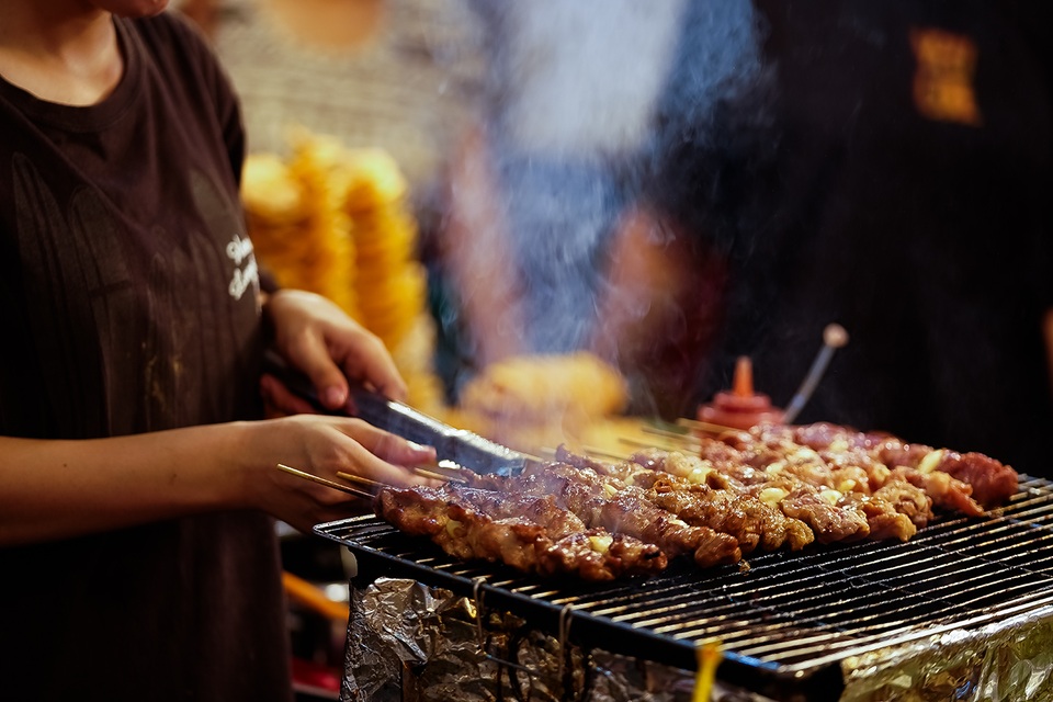 Du khách nín thở thưởng thức các món côn trùng “kinh dị” - 5