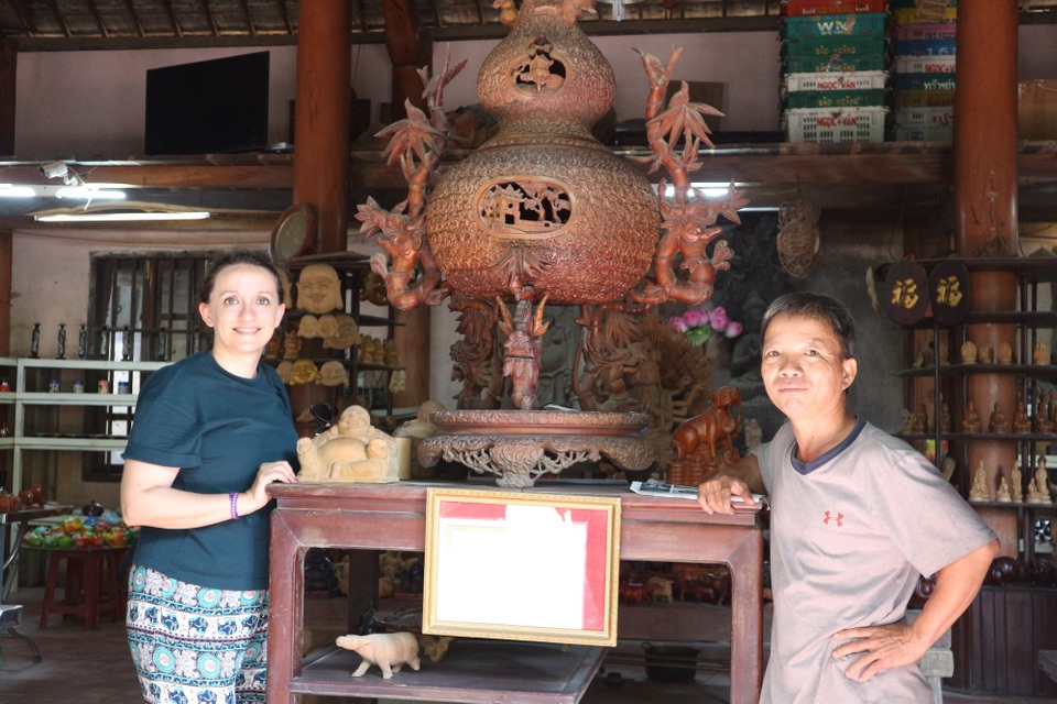 Nghệ nhân Huỳnh Sướng và du khách đến tham quan bên tác phẩm “Cội nguồn” đạt giải Ba trong cuộc thi sản phẩm thủ công Việt Nam năm 2010 Người nghệ nhân giữ hồn nghề mộc ở làng nghề trăm năm tuổi ở Hội An