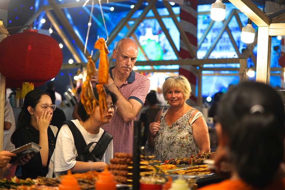 Du khách nín thở thưởng thức các món côn trùng “kinh dị” - 7