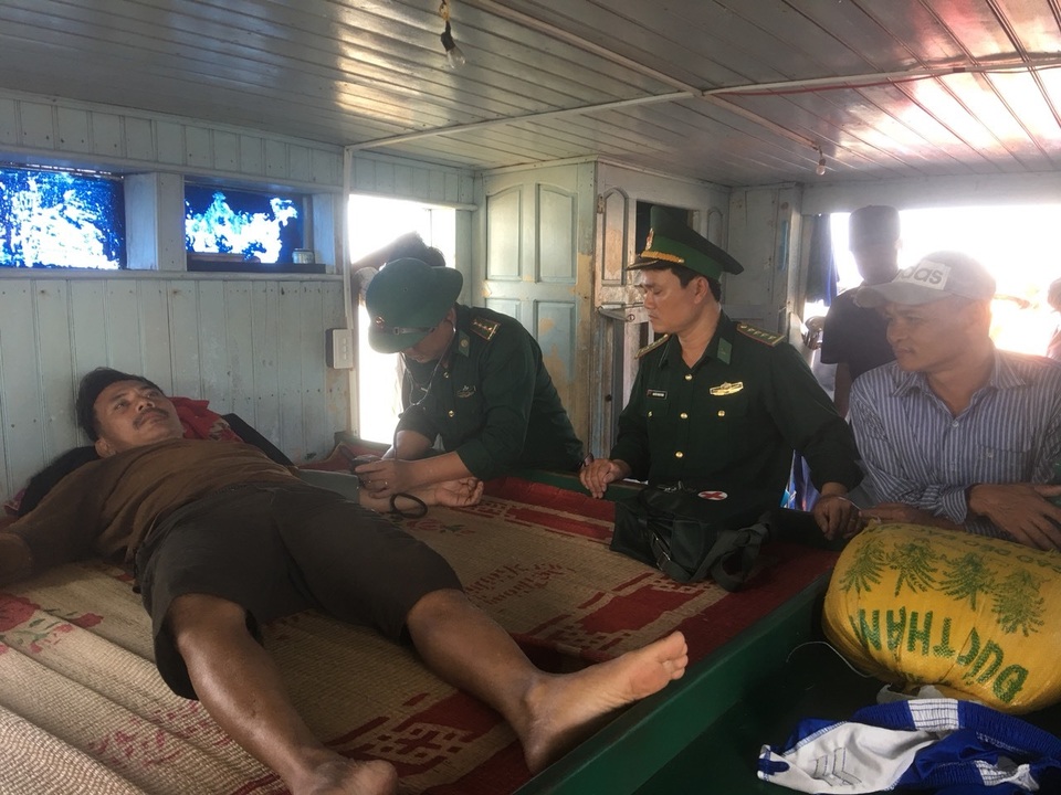 Ngư dân cứu hộ 7 thuyền viên gặp nạn trên tàu cá bị cháy - 3 Ngư dân cứu hộ 7 thuyền viên gặp nạn trên tàu cá bị cháy - 3