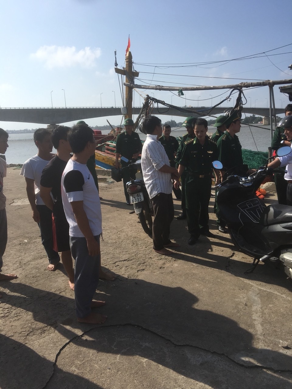 Ngư dân cứu hộ 7 thuyền viên gặp nạn trên tàu cá bị cháy - 2 Ngư dân cứu hộ 7 thuyền viên gặp nạn trên tàu cá bị cháy - 2