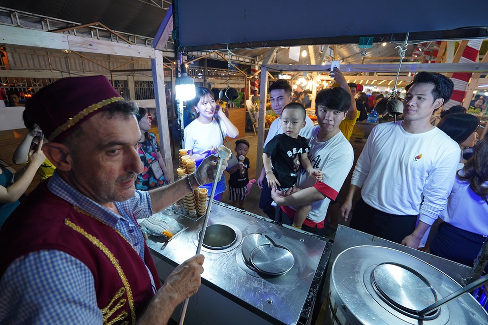 Du khách nín thở thưởng thức các món côn trùng “kinh dị” - 8