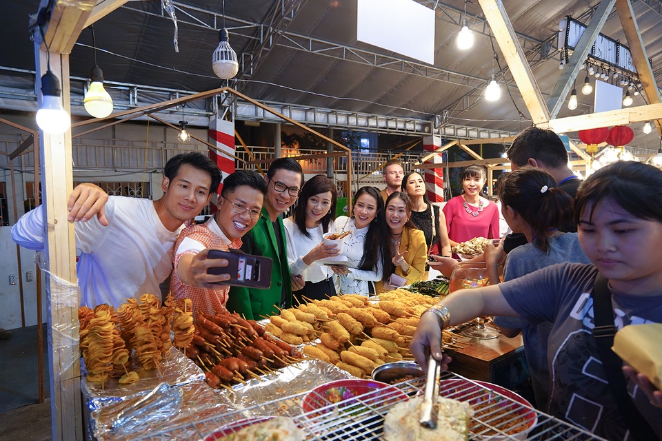 Du khách nín thở thưởng thức các món côn trùng “kinh dị” - 9