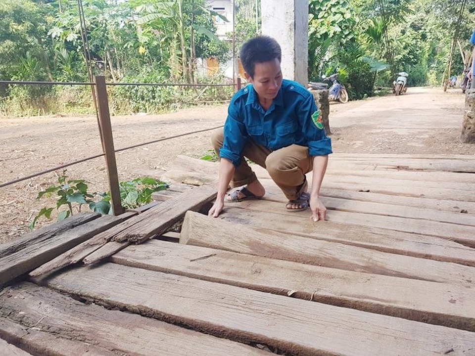 Người dân đánh cược tính mạng qua sông mỗi ngày trên cầu treo cũ nát! - 14 Người dân đánh cược tính mạng qua sông mỗi ngày trên cầu treo cũ nát! - 14
