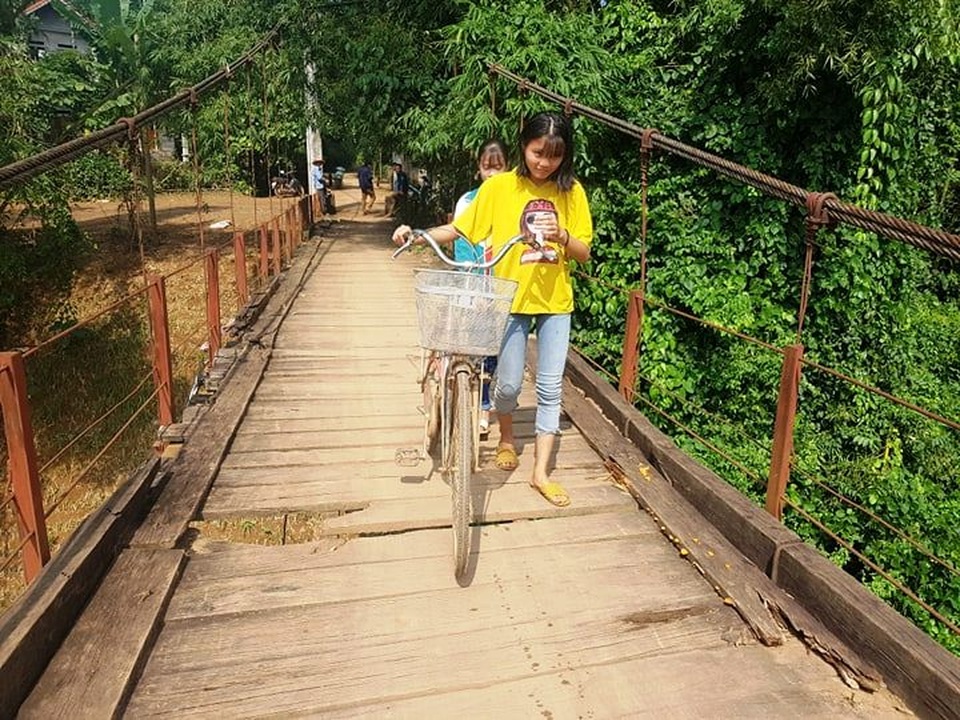 Người dân đánh cược tính mạng qua sông mỗi ngày trên cầu treo cũ nát! - 5 Người dân đánh cược tính mạng qua sông mỗi ngày trên cầu treo cũ nát! - 5