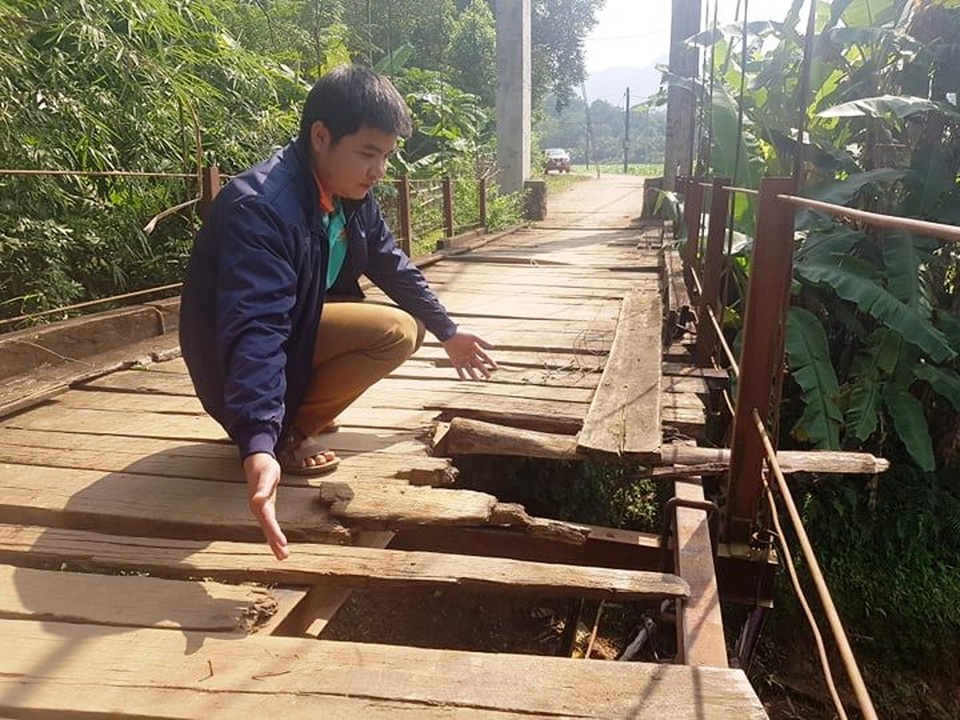 Người dân đánh cược tính mạng qua sông mỗi ngày trên cầu treo cũ nát! - 15 Người dân đánh cược tính mạng qua sông mỗi ngày trên cầu treo cũ nát! - 15