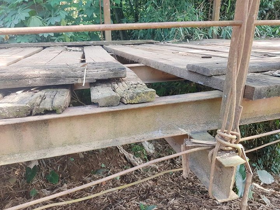 Người dân đánh cược tính mạng qua sông mỗi ngày trên cầu treo cũ nát! - 16 Người dân đánh cược tính mạng qua sông mỗi ngày trên cầu treo cũ nát! - 16