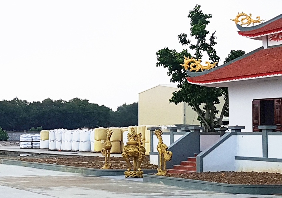 Doanh nghiệp tự ý xây miếu thờ trên đất... khu công nghiệp - 3 Doanh nghiệp tự ý xây miếu thờ trên đất... khu công nghiệp - 3