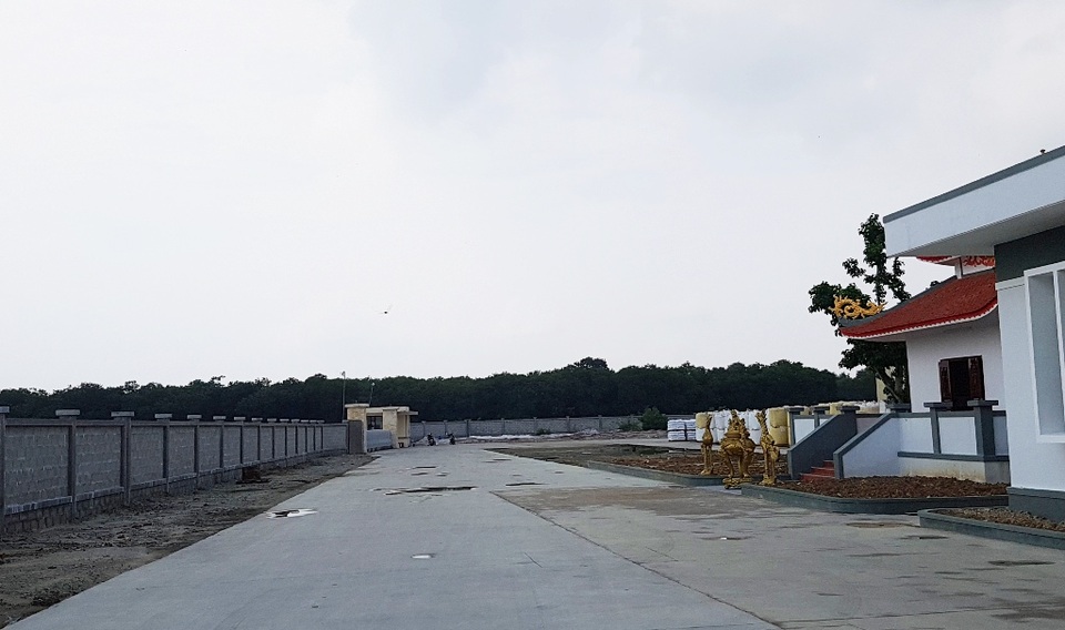 Doanh nghiệp tự ý xây miếu thờ trên đất... khu công nghiệp - 4 Doanh nghiệp tự ý xây miếu thờ trên đất... khu công nghiệp - 4
