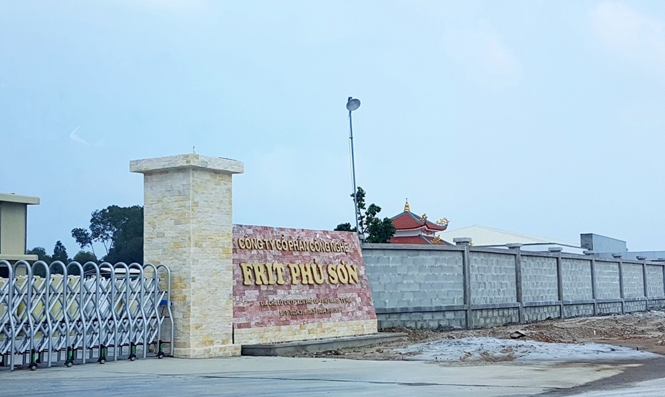 Doanh nghiệp tự ý xây miếu thờ trên đất... khu công nghiệp - 1 Doanh nghiệp tự ý xây miếu thờ trên đất... khu công nghiệp - 1