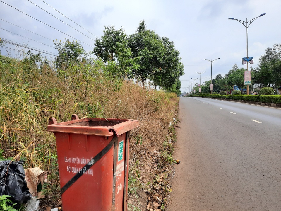 Dân kinh hãi trước cảnh dọn dẹp đường bằng... thuốc diệt cỏ - 2 Dân kinh hãi trước cảnh dọn dẹp đường bằng... thuốc diệt cỏ - 2