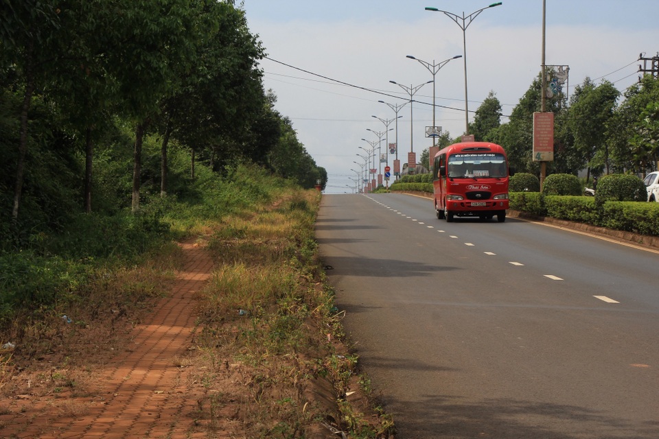Dân kinh hãi trước cảnh dọn dẹp đường bằng... thuốc diệt cỏ - 5 Dân kinh hãi trước cảnh dọn dẹp đường bằng... thuốc diệt cỏ - 5