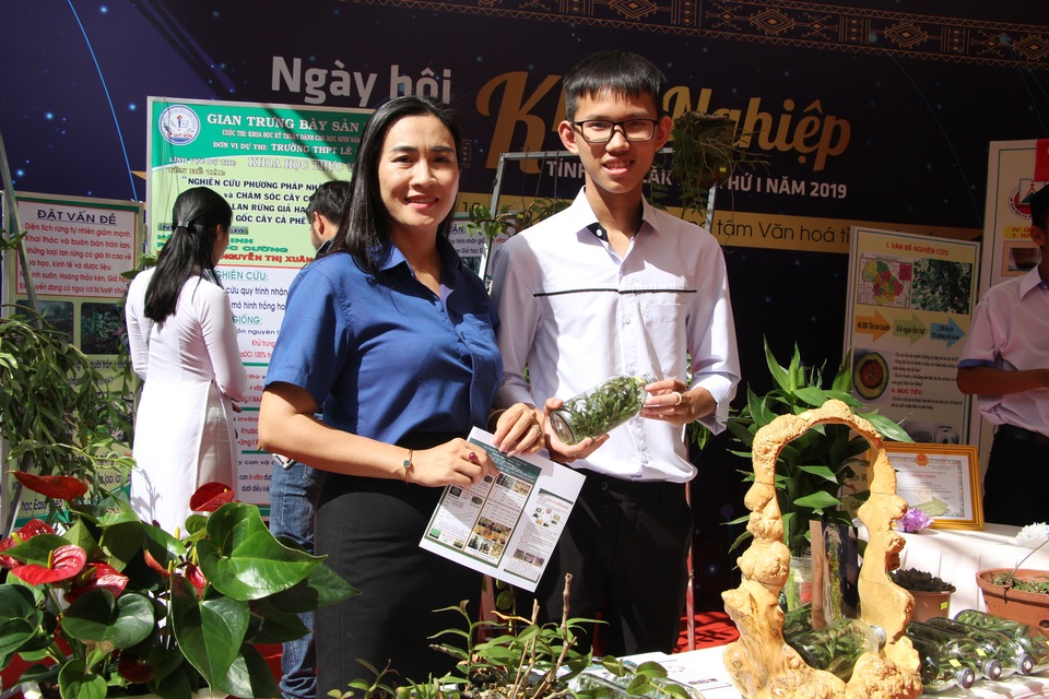Cô trò phố núi chung tay bảo tồn lan rừng - 1 Cô trò phố núi chung tay bảo tồn lan rừng - 1