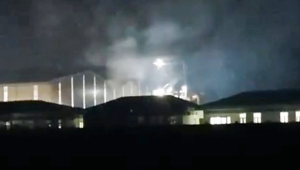 Khói thải mù mịt từ nhà máy xây miếu thờ trên đất khu công nghiệp - 2