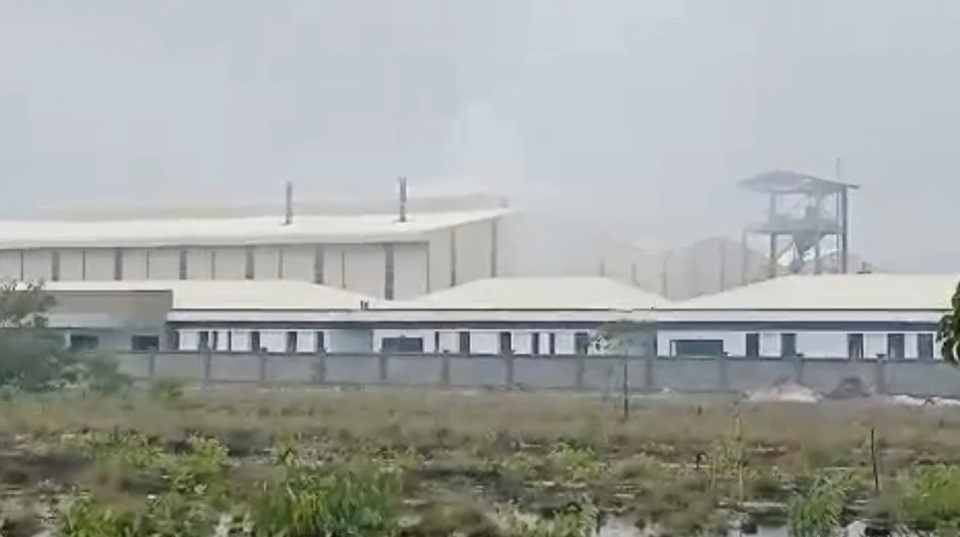 Khói thải mù mịt từ nhà máy xây miếu thờ trên đất khu công nghiệp - 6