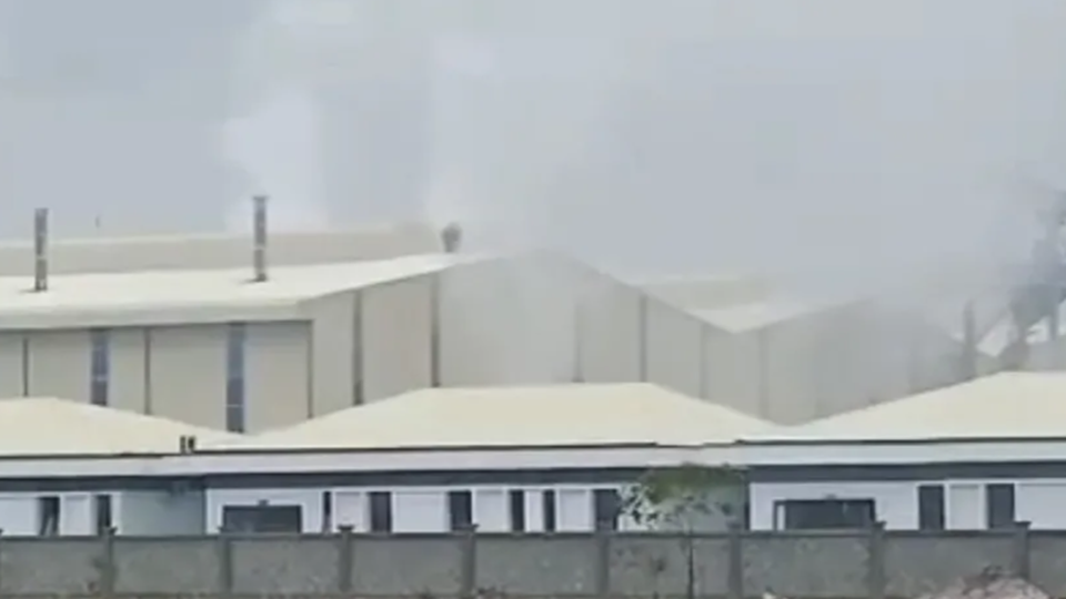 Khói thải mù mịt từ nhà máy xây miếu thờ trên đất khu công nghiệp - 1