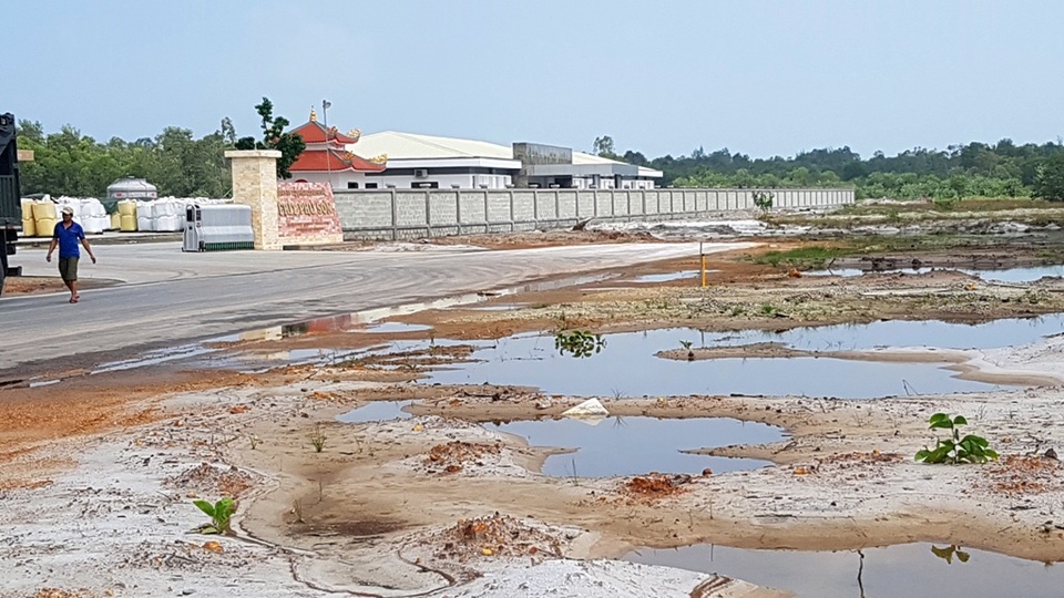 Khói thải mù mịt từ nhà máy xây miếu thờ trên đất khu công nghiệp - 3