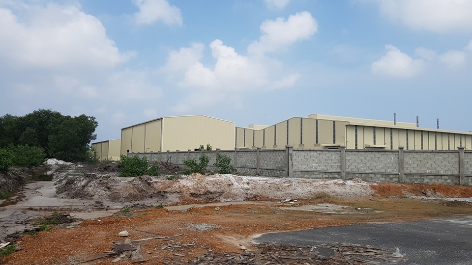 Khói thải mù mịt từ nhà máy xây miếu thờ trên đất khu công nghiệp - 5