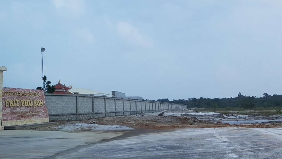 Khói thải mù mịt từ nhà máy xây miếu thờ trên đất khu công nghiệp - 7