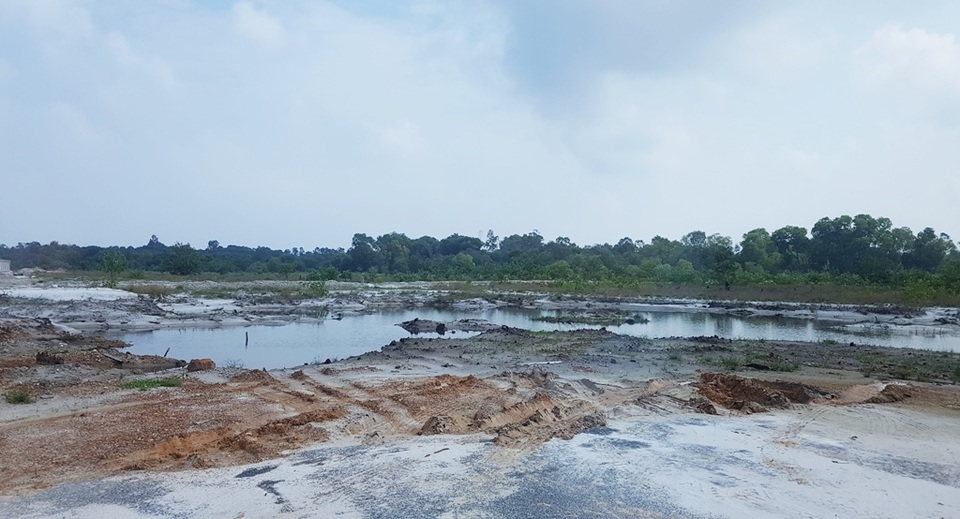 Khói thải mù mịt từ nhà máy xây miếu thờ trên đất khu công nghiệp - 4