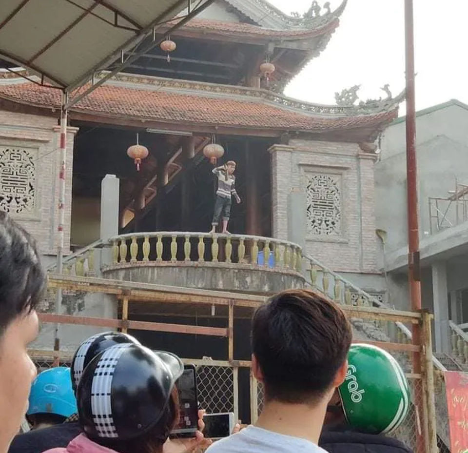 Hà Nội: Nam thanh niên nghi ngáo đá cầm dao tự sát thương mình - 1 Hà Nội: Nam thanh niên nghi ngáo đá cầm dao tự sát thương mình - 1