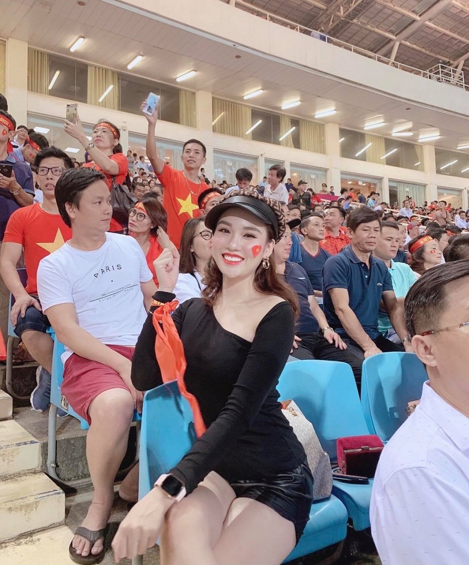 Nụ cười của nữ tiếp viên cổ động trận Việt Nam - UAE hút hồn dân mạng - 4 Nụ cười của nữ tiếp viên cổ động trận Việt Nam - UAE hút hồn dân mạng - 4