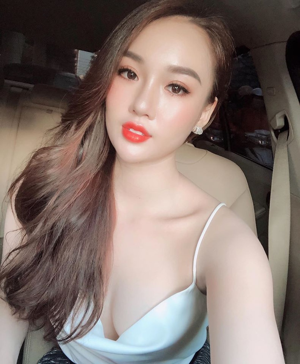 Nụ cười của nữ tiếp viên cổ động trận Việt Nam - UAE hút hồn dân mạng - 5 Nụ cười của nữ tiếp viên cổ động trận Việt Nam - UAE hút hồn dân mạng - 5