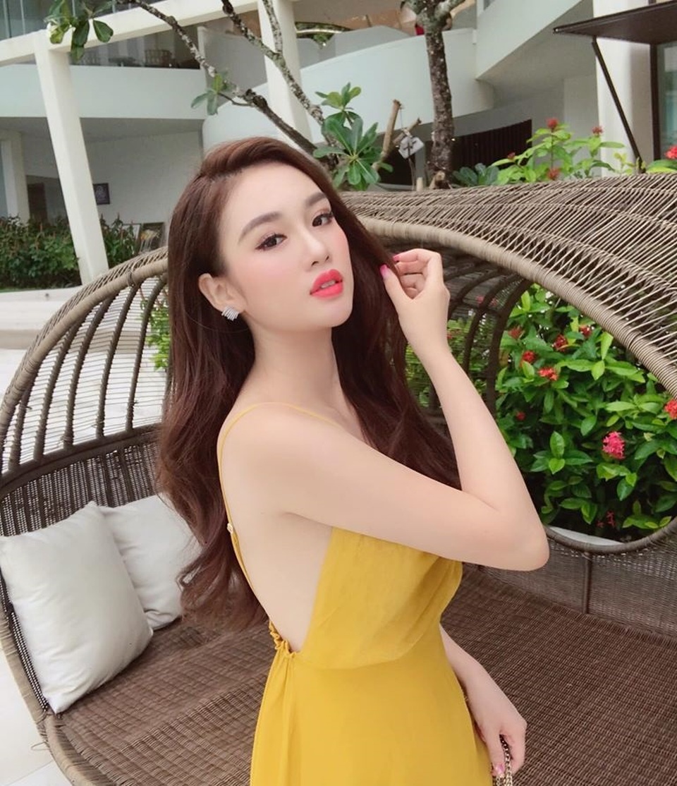 Nụ cười của nữ tiếp viên cổ động trận Việt Nam - UAE hút hồn dân mạng - 7 Nụ cười của nữ tiếp viên cổ động trận Việt Nam - UAE hút hồn dân mạng - 7