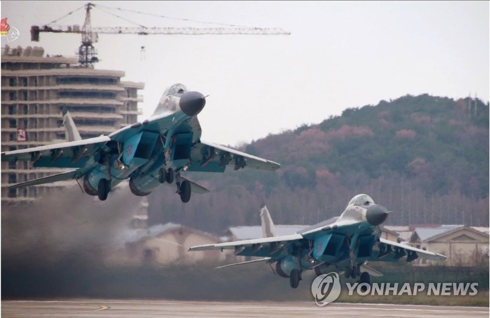 Ông Kim Jong-un thị sát dàn máy bay quân sự “bất khả chiến bại” của Triều Tiên - 2 Ông Kim Jong-un thị sát dàn máy bay quân sự “bất khả chiến bại” của Triều Tiên - 2