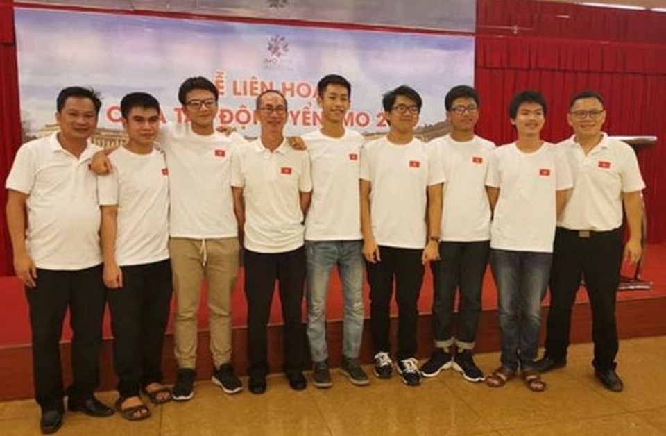 Thầy Lê Bá Khánh Trình múa minh họa cho học trò hát bài “Bụi phấn” - 1 Thầy Lê Bá Khánh Trình múa minh họa cho học trò hát bài “Bụi phấn” - 1