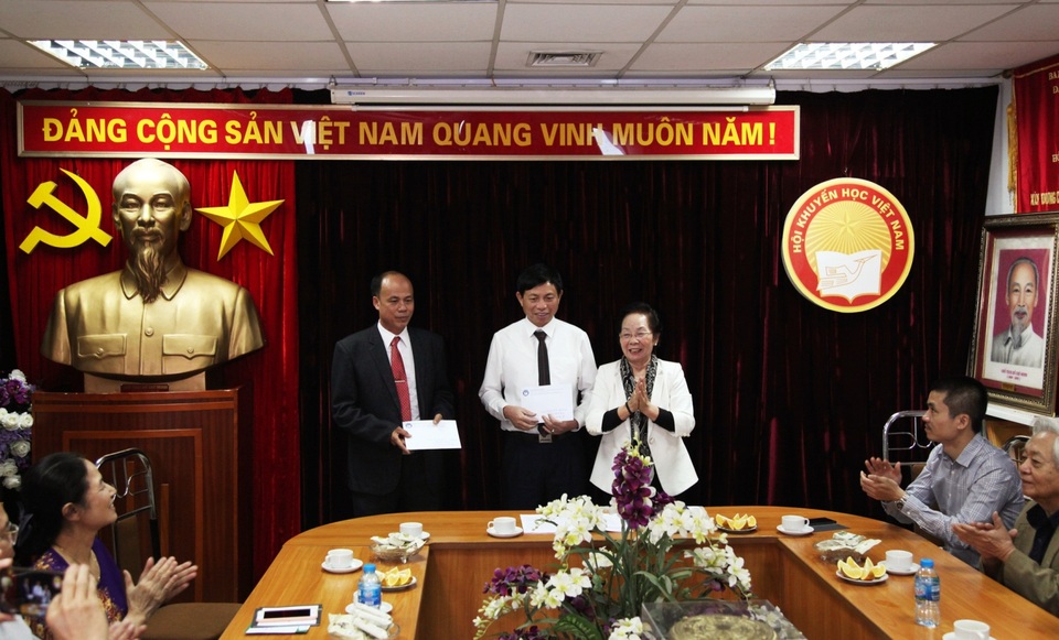 Trung ương Hội Khuyến học VN trao Bảng vàng Khuyến tài cho 2 tác giả đoạt giải thưởng Khuyến tài - Nhân tài đất Việt 2019 - 1 Trung ương Hội Khuyến học VN trao Bảng vàng Khuyến tài cho 2 tác giả đoạt giải thưởng Khuyến tài - Nhân tài đất Việt 2019 - 1