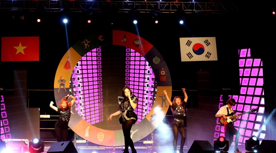 Nhóm J-Morning là nhóm nhạc dance Hàn quốc, đại diện tiêu biểu cho Làn sóng văn hóa Hàn quốc đang nâng tầm trên thế giới Những ngày văn hóa Hàn Quốc tại Quảng Nam 2019