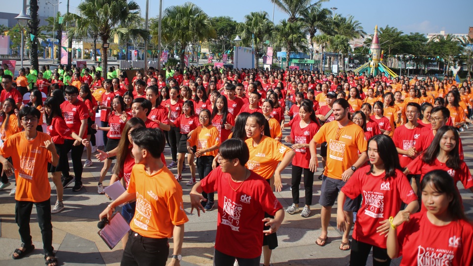 Hoa hậu Trần Tiểu Vy cùng 1.000 bạn trẻ Đà Nẵng nhảy vì sự tử tế - 2 Hoa hậu Trần Tiểu Vy cùng 1.000 bạn trẻ Đà Nẵng nhảy vì sự tử tế - 2