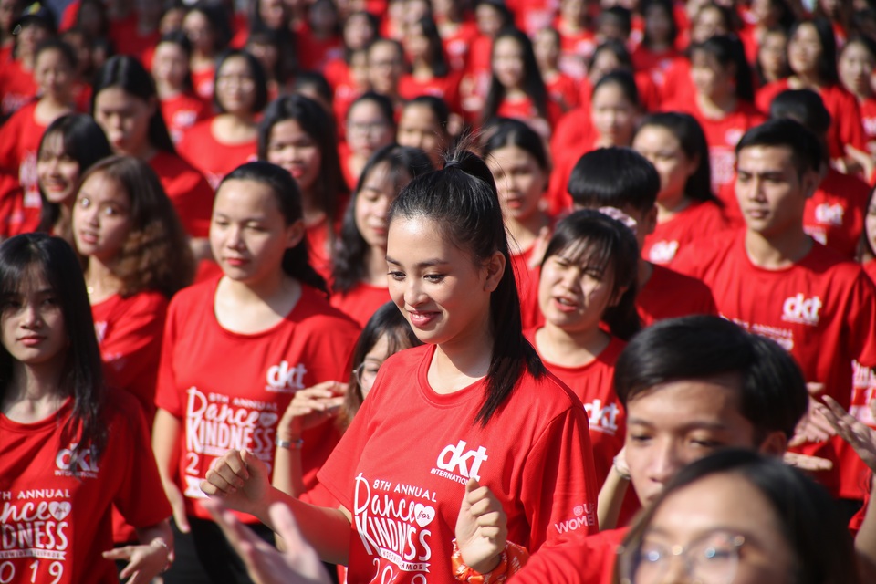 Hoa hậu Trần Tiểu Vy cùng 1.000 bạn trẻ Đà Nẵng nhảy vì sự tử tế - 1 Hoa hậu Trần Tiểu Vy cùng 1.000 bạn trẻ Đà Nẵng nhảy vì sự tử tế - 1