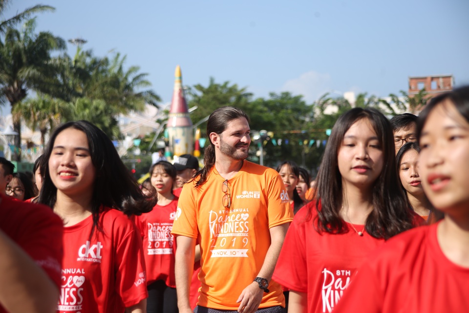 Hoa hậu Trần Tiểu Vy cùng 1.000 bạn trẻ Đà Nẵng nhảy vì sự tử tế - 3 Hoa hậu Trần Tiểu Vy cùng 1.000 bạn trẻ Đà Nẵng nhảy vì sự tử tế - 3