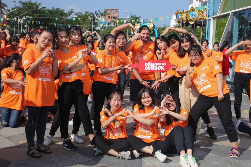 Hoa hậu Trần Tiểu Vy cùng 1.000 bạn trẻ Đà Nẵng nhảy vì sự tử tế - 5 Hoa hậu Trần Tiểu Vy cùng 1.000 bạn trẻ Đà Nẵng nhảy vì sự tử tế - 5