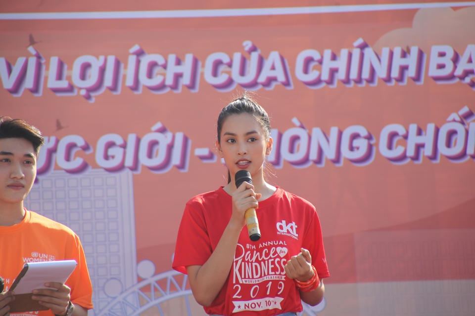 Hoa hậu Trần Tiểu Vy cùng 1.000 bạn trẻ Đà Nẵng nhảy vì sự tử tế - 6 Hoa hậu Trần Tiểu Vy cùng 1.000 bạn trẻ Đà Nẵng nhảy vì sự tử tế - 6