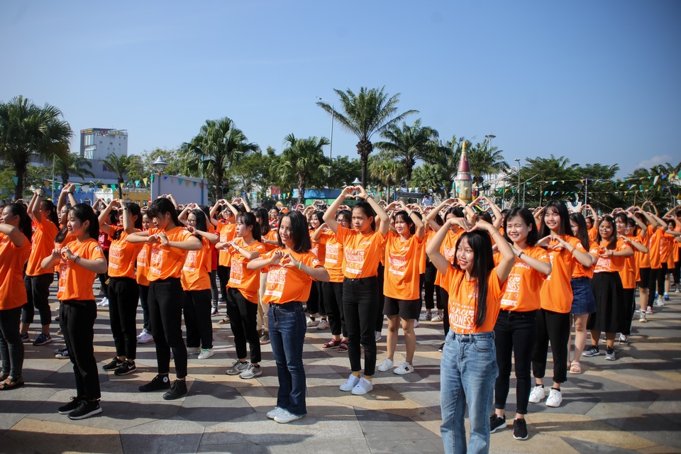 Hoa hậu Trần Tiểu Vy cùng 1.000 bạn trẻ Đà Nẵng nhảy vì sự tử tế - 4 Hoa hậu Trần Tiểu Vy cùng 1.000 bạn trẻ Đà Nẵng nhảy vì sự tử tế - 4