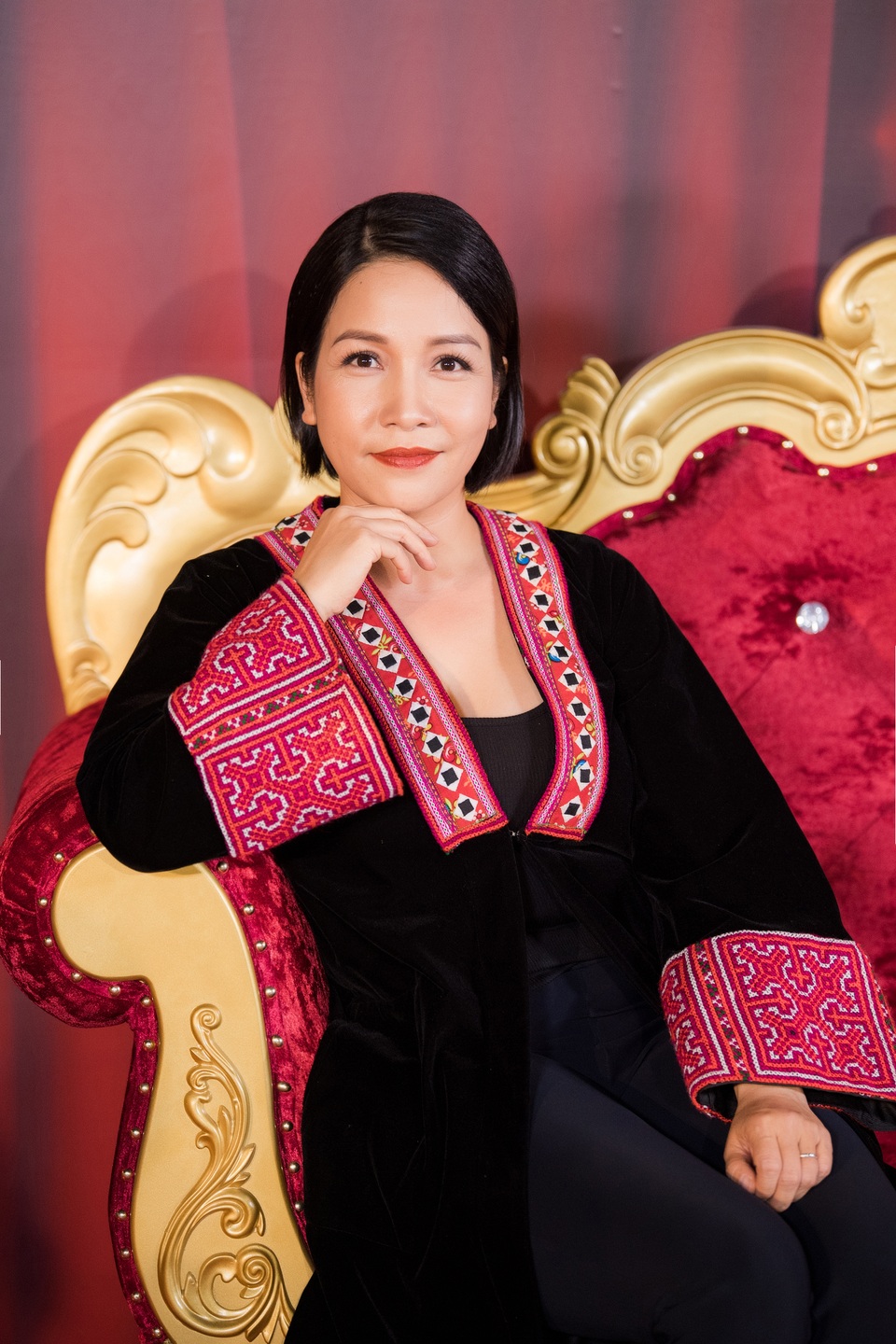 Hà Tăng lộ dáng gầy gò khi đi xem Ngô Phương Lan diễn thời trang - 11 Hà Tăng lộ dáng gầy gò khi đi xem Ngô Phương Lan diễn thời trang - 11