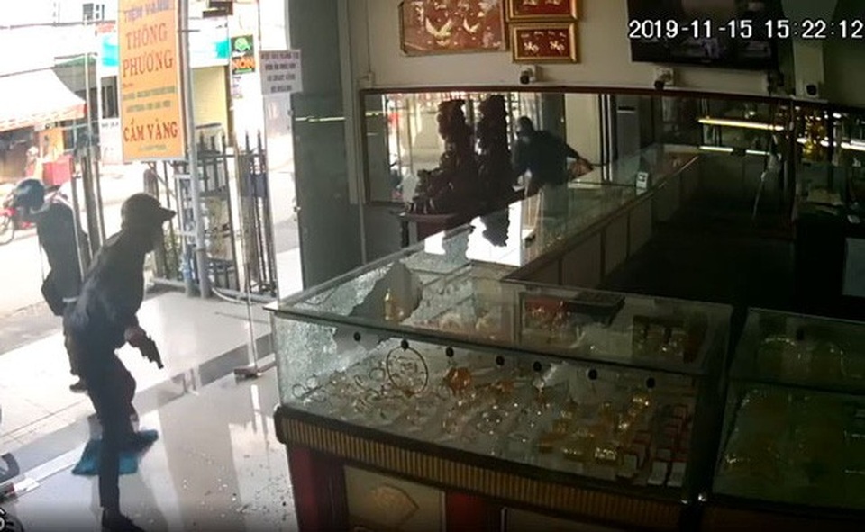 Cướp tiệm vàng ngày càng táo tợn - 1 Cướp tiệm vàng ngày càng táo tợn - 1