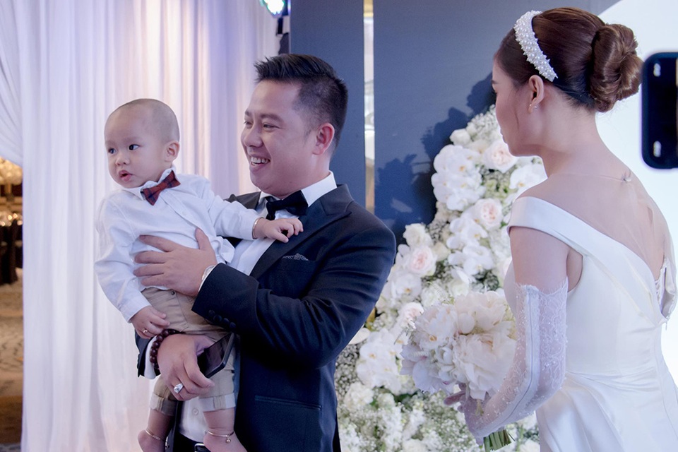 Giang Hồng Ngọc tất tả... chăm con trong hôn lễ - 2 Giang Hồng Ngọc tất tả... chăm con trong hôn lễ - 2