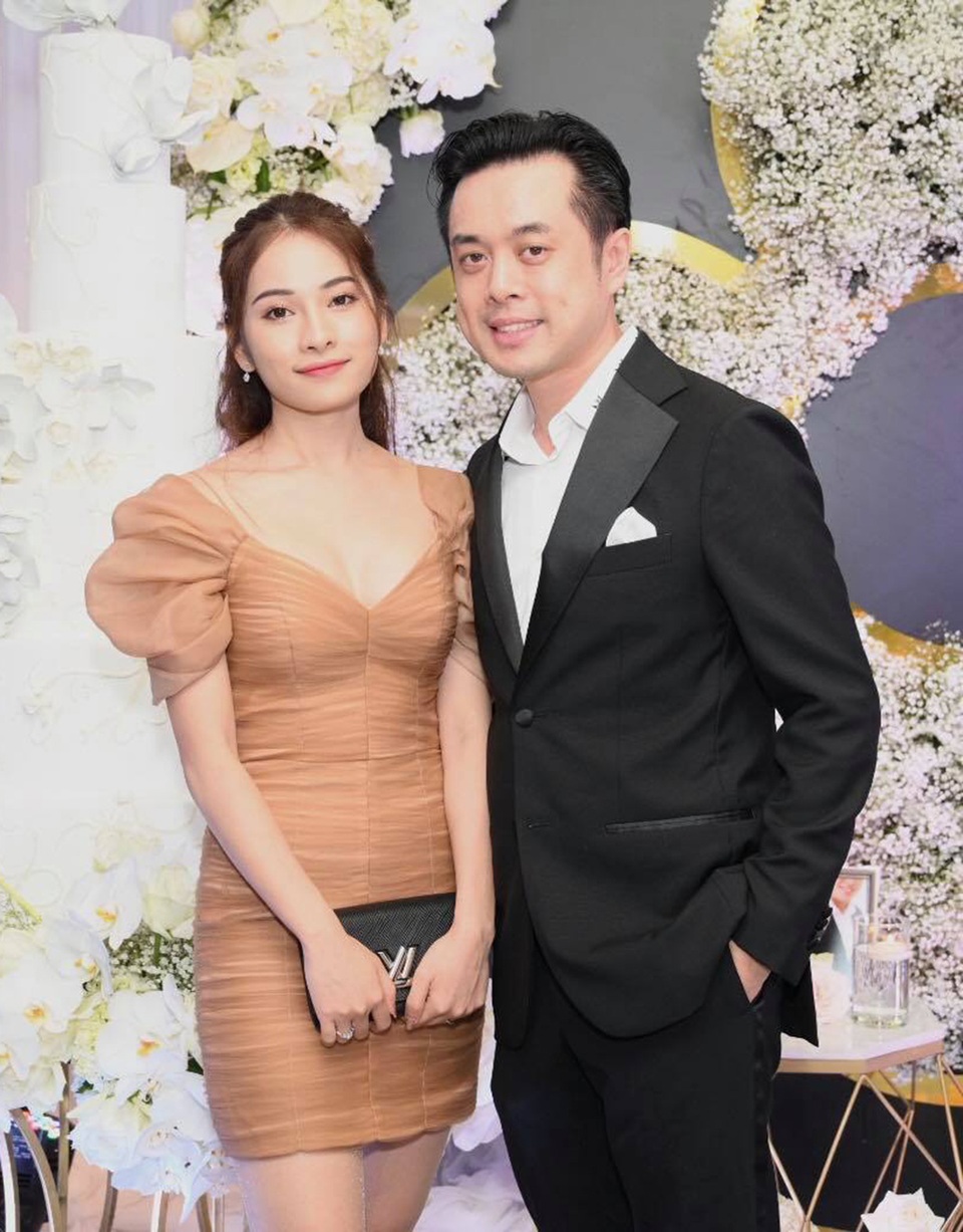 Giang Hồng Ngọc tất tả... chăm con trong hôn lễ - 12 Giang Hồng Ngọc tất tả... chăm con trong hôn lễ - 12