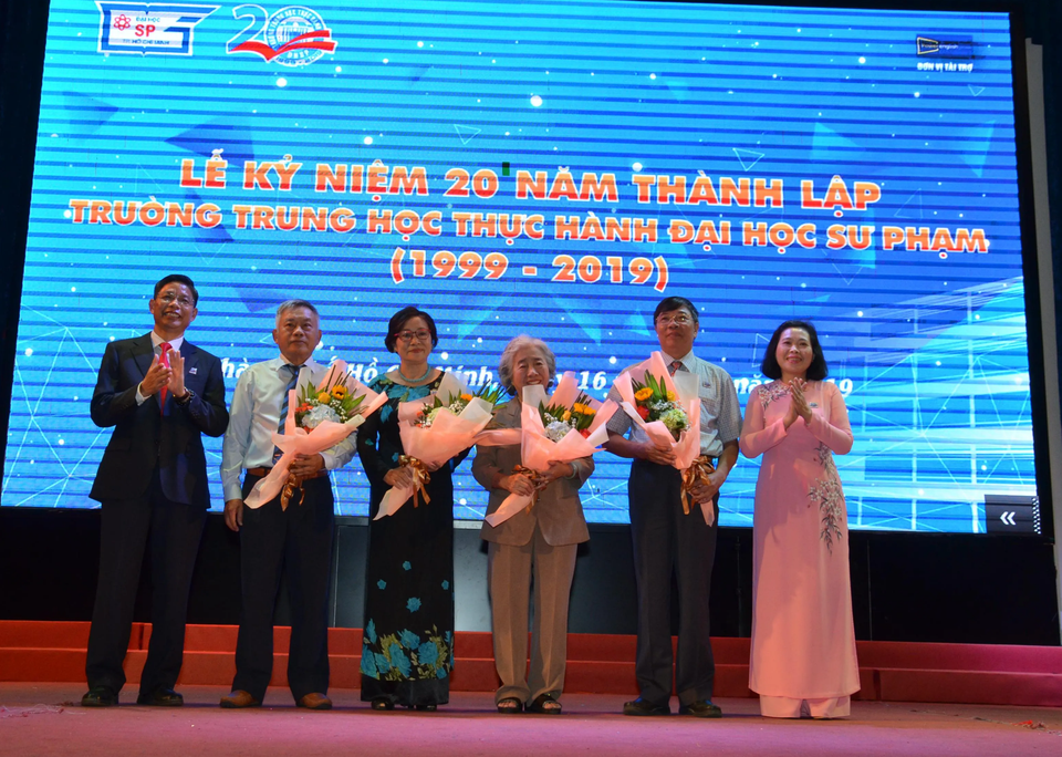 Vinh danh lãnh đạo từng thời kỳ của trường Trung học thực hành ĐH Sư phạm Vinh danh lãnh đạo từng thời kỳ của trường Trung học thực hành ĐH Sư phạm