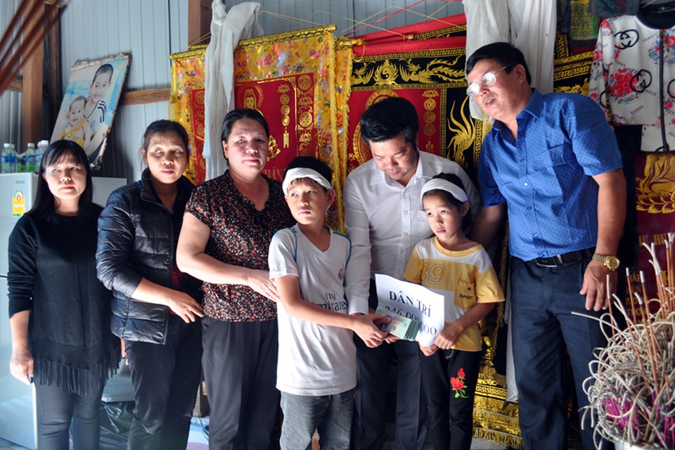 Rớt nước mắt cảnh bé trai hứa trước vong linh người mẹ sẽ thay gia đình chăm sóc em - 3 Rớt nước mắt cảnh bé trai hứa trước vong linh người mẹ sẽ thay gia đình chăm sóc em - 3