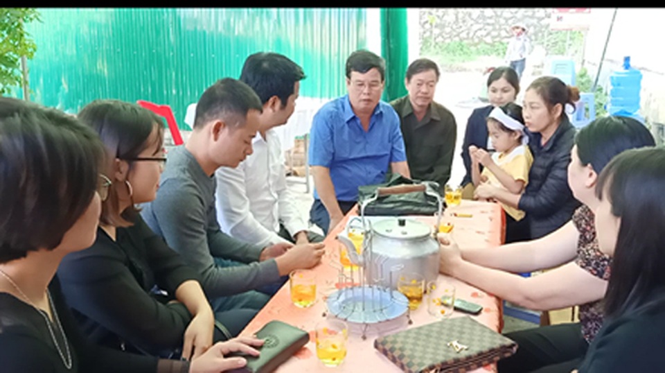 Rớt nước mắt cảnh bé trai hứa trước vong linh người mẹ sẽ thay gia đình chăm sóc em - 4 Rớt nước mắt cảnh bé trai hứa trước vong linh người mẹ sẽ thay gia đình chăm sóc em - 4