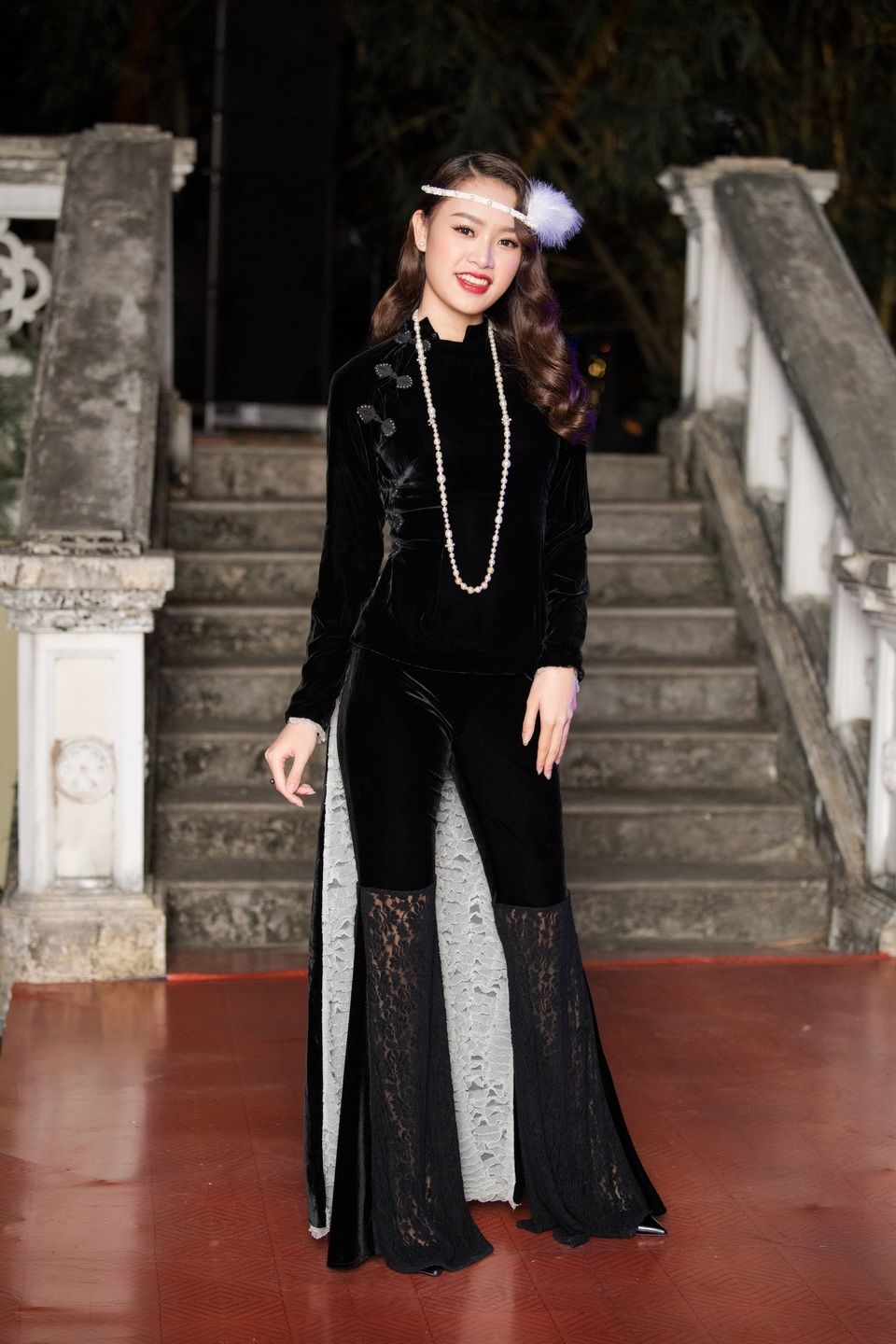 Hà Tăng lộ dáng gầy gò khi đi xem Ngô Phương Lan diễn thời trang - 15 Hà Tăng lộ dáng gầy gò khi đi xem Ngô Phương Lan diễn thời trang - 15