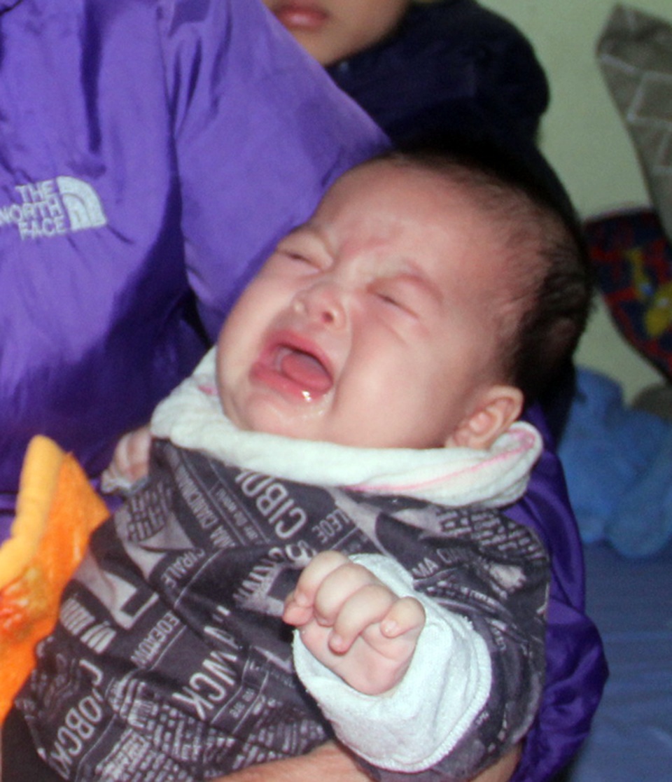Đau đớn bé trai 4 tháng tuổi khát sữa ngóng chờ mẹ thoi thóp nơi bệnh viện - 6 Đau đớn bé trai 4 tháng tuổi khát sữa ngóng chờ mẹ thoi thóp nơi bệnh viện - 6