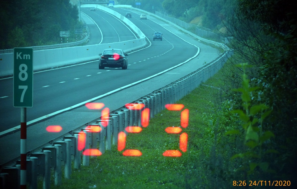 Xem clip quay từ bên trong chiếc BMW phóng 223km/h - 1 Xem clip quay từ bên trong chiếc BMW phóng 223km/h - 1